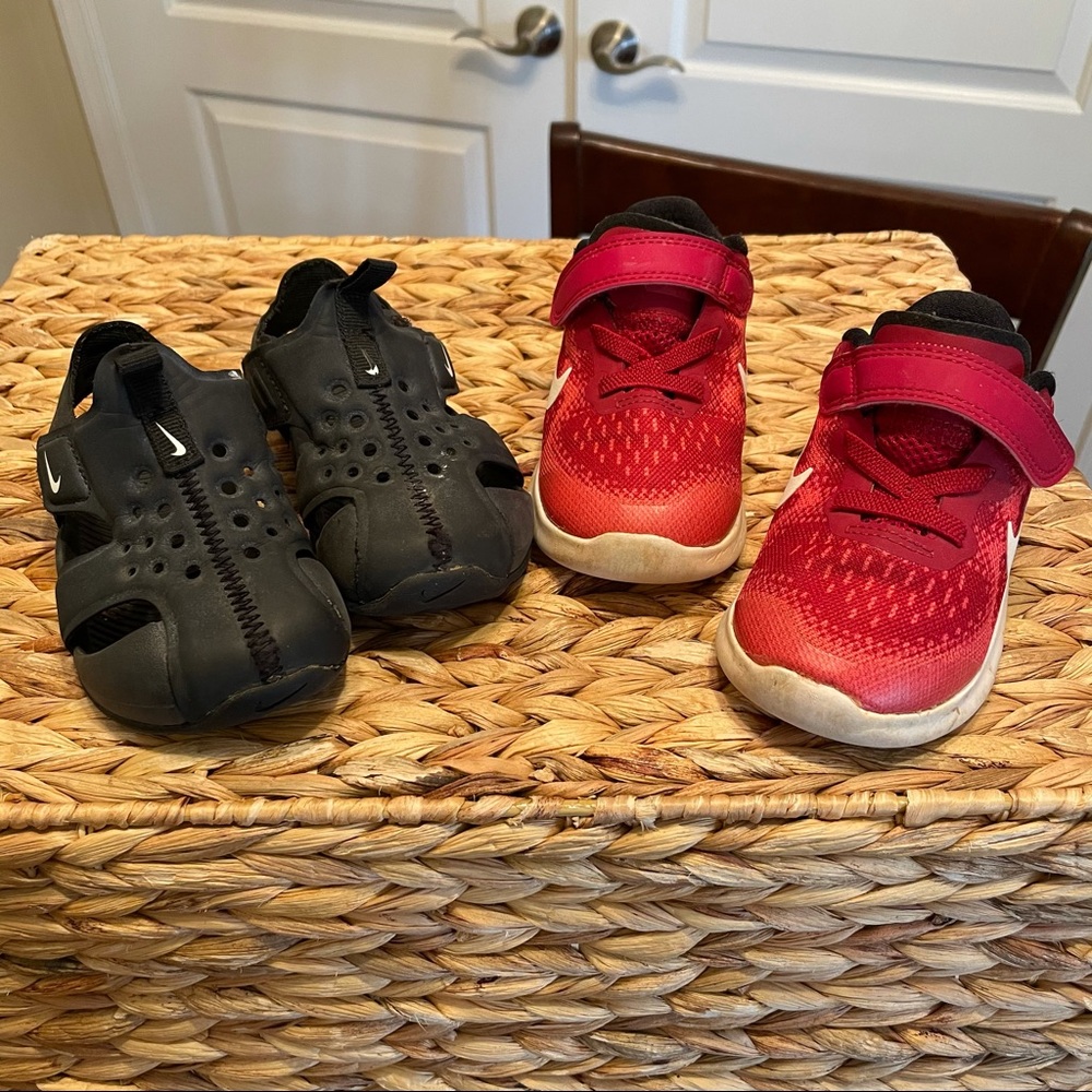 Set of 2 Nike Toddler Boys Size 6 shoes